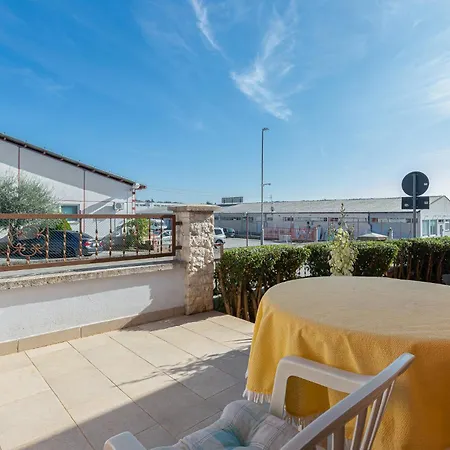 House Near The Sea & Center - Pet Friendly Apartment